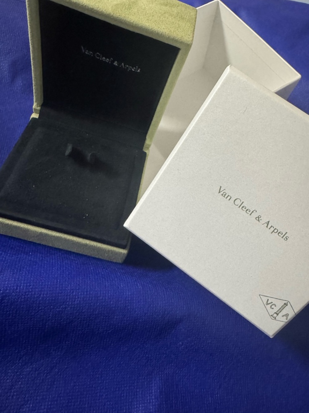 Van Cleef & Arpels 💯% Authentic luxury Green Velvety Jewelry or storage Box Set